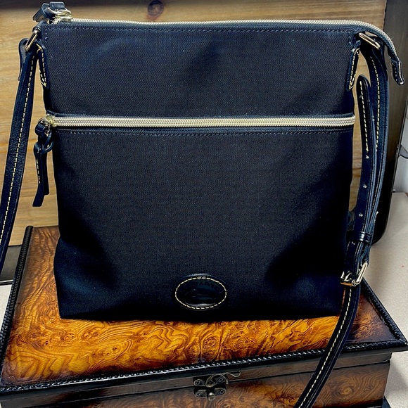 Dooney & Bourke Handbags - Almost New beautiful Dooney & Bourke Crossbody